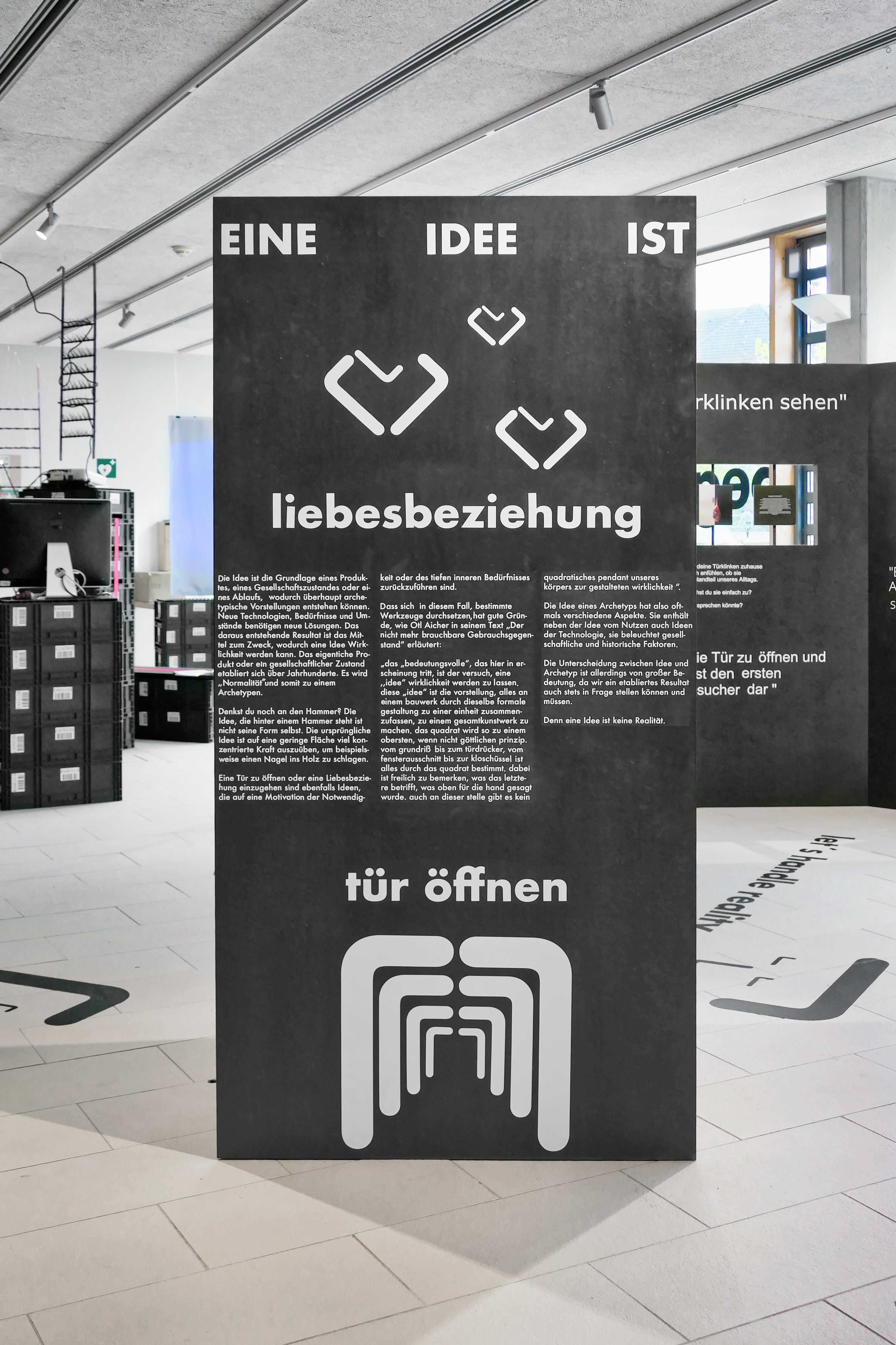 Ausstellungsdisplay zum Verhältnis von Idee und Realität